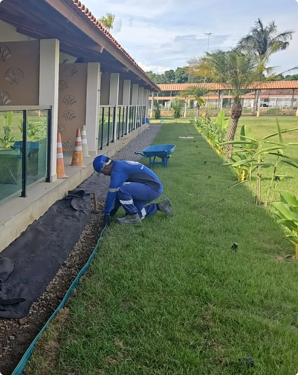 Execução de drenagem e paisagismo em área externa