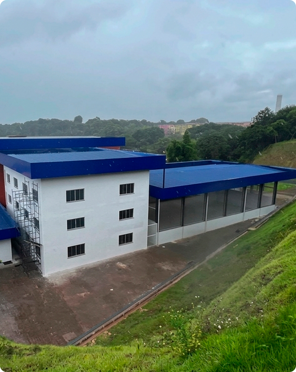 Obra industrial concluída em área verde