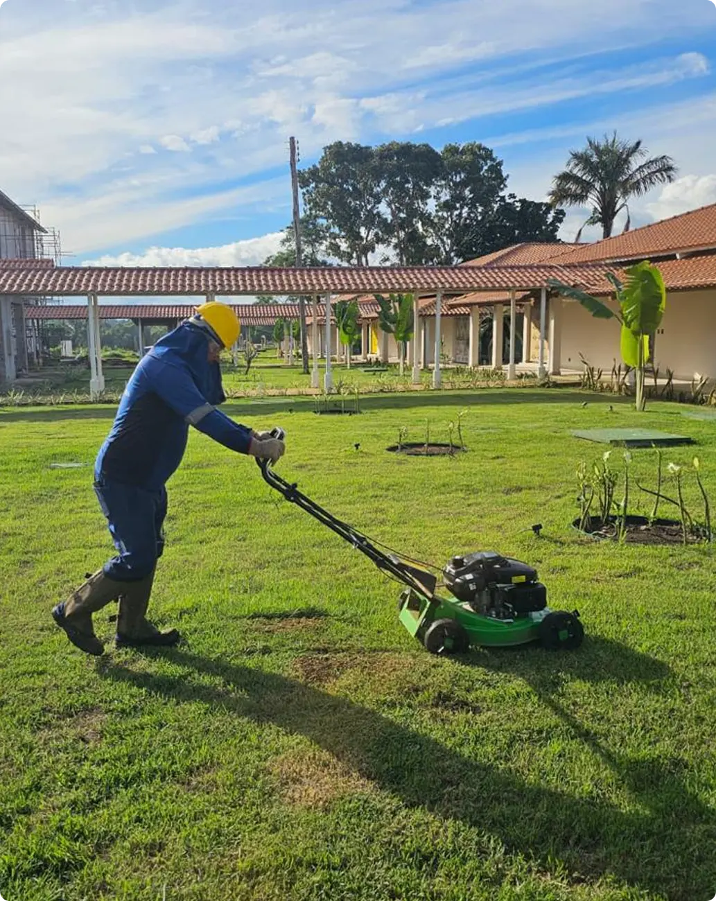 Manutenção de gramado em área institucional